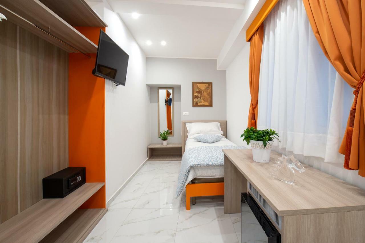 Main - Municipio Bed & Breakfast Наполи Екстериор снимка